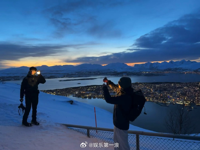 网友在挪威偶遇李现 网友挪威偶遇李现和摄影师Links，又一起出去玩啦，期待出片