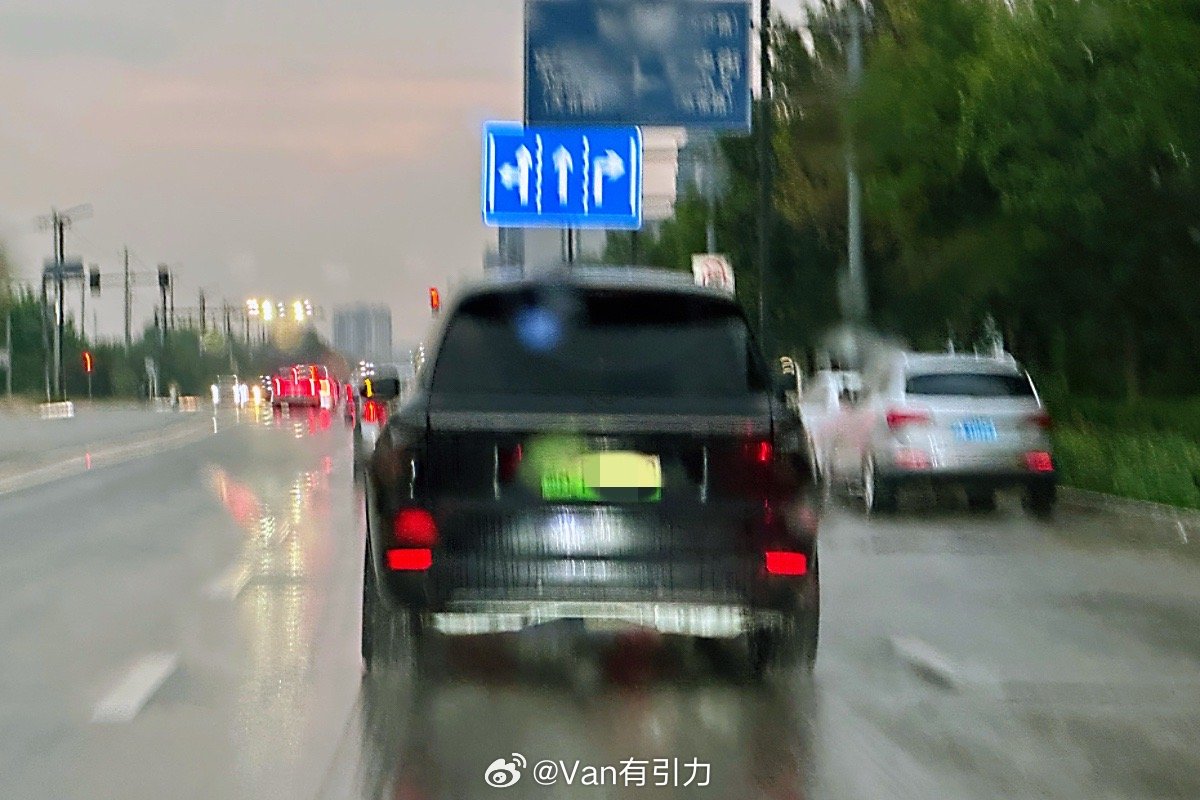 明明有自动大灯却不开，一般来说是刚做完年检，可是这理想L系的车龄远远没到六年呀…