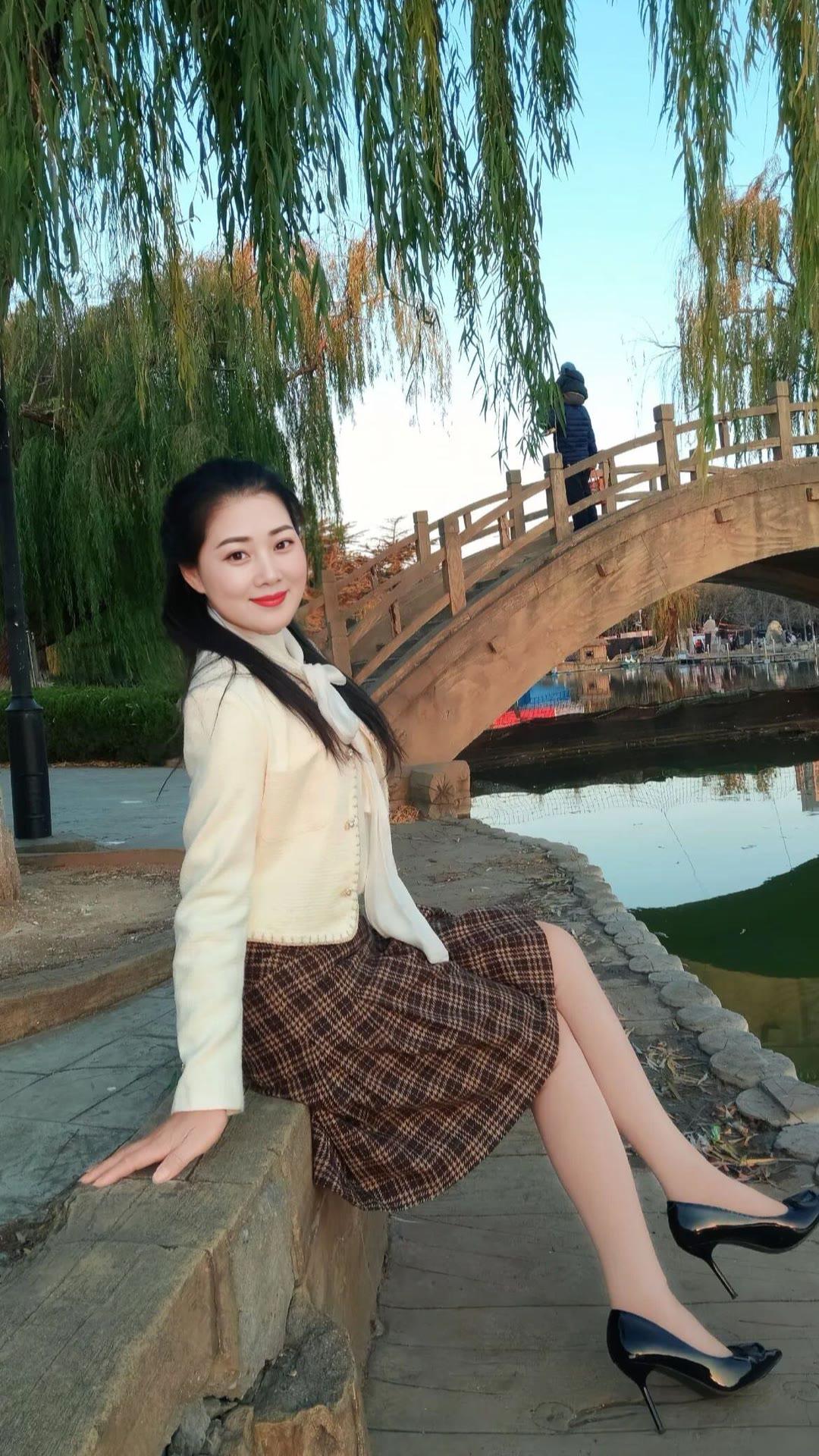 水波轻漾，光影流转，
风掠过发梢，带走半日疲惫。

这一刻，安静比热闹更治愈。