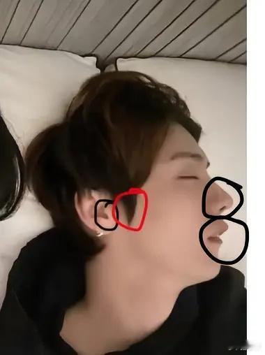 粉丝在害鹿鹿吗，本来这张照片觉得不太像，粉丝一发对比越看越像呢 鹿晗方辟谣网传合