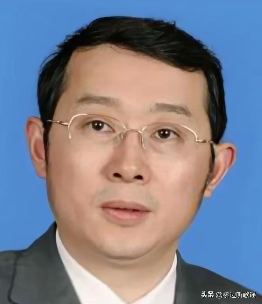 刚吃完晚饭，打开手机看到厅级干部“王强”主动投案了，履历来看他是长期在深圳成长起