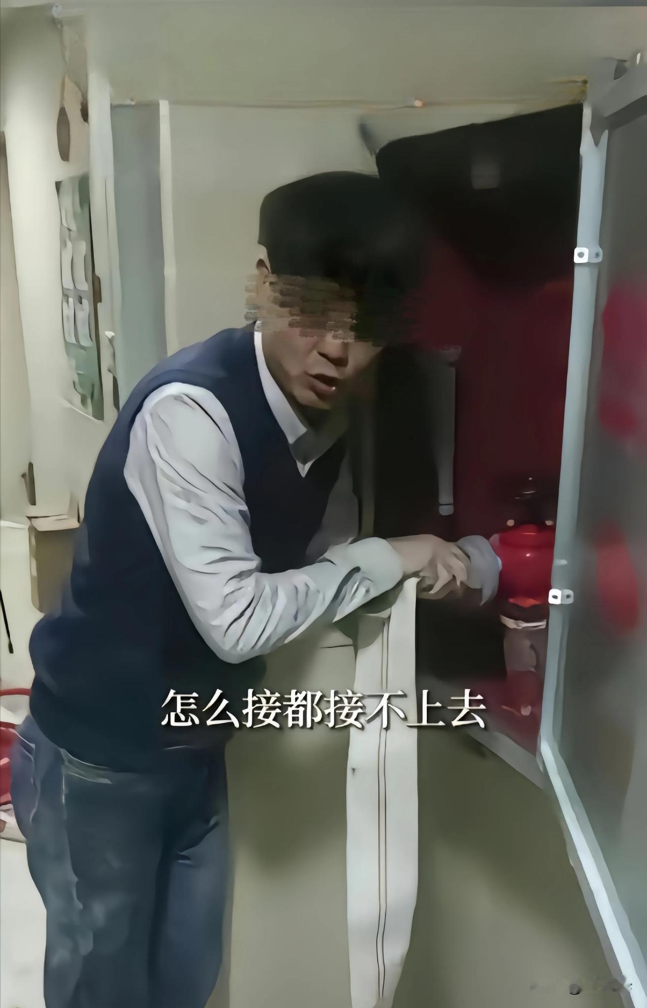 贵阳一小区居民燃放烟花，火花飘落14楼引发火灾，关键时刻，谁也没想到楼道内救命用
