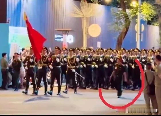 越南这位兵哥哥向咱们的仪仗队投来了羡慕的目光。加油，威武霸气的中国军人!看到中国