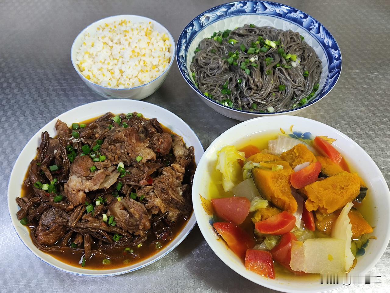 五月十日午餐分享来啦。我做了一道排骨烧干豇豆，鲜香入味；煮了蔬菜汤（打卡三十四天
