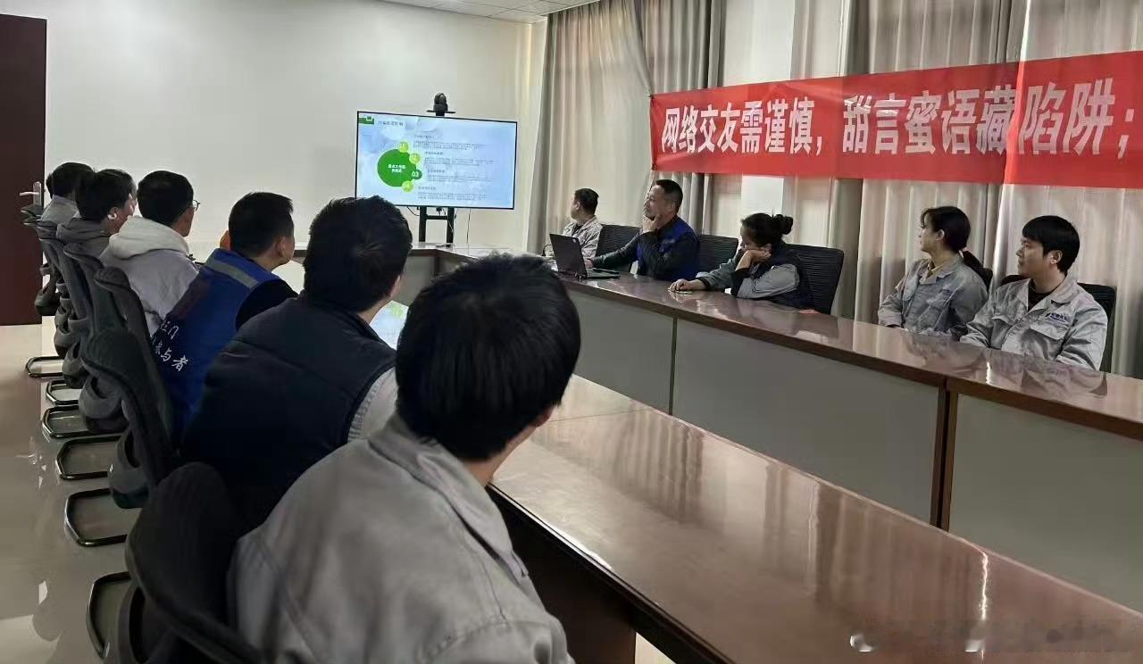 台州三门网格员反诈宣传筑牢安全网三门网格员针对企业14万元诈骗案开展反诈宣传，用