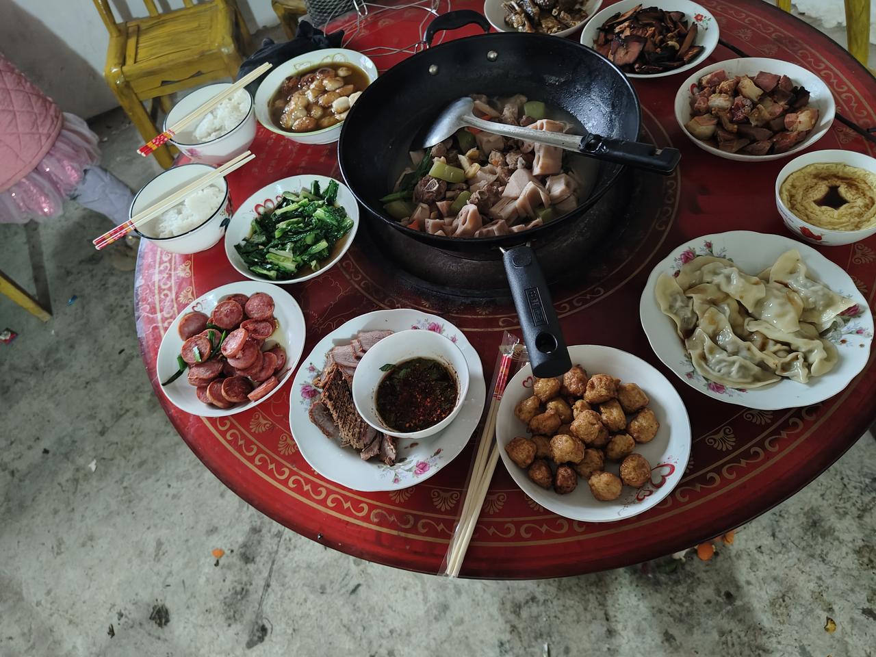 今年在湖北老家团年，二叔吃着吃着突然就哭了。

一大桌子人本来还在划拳劝酒，突然