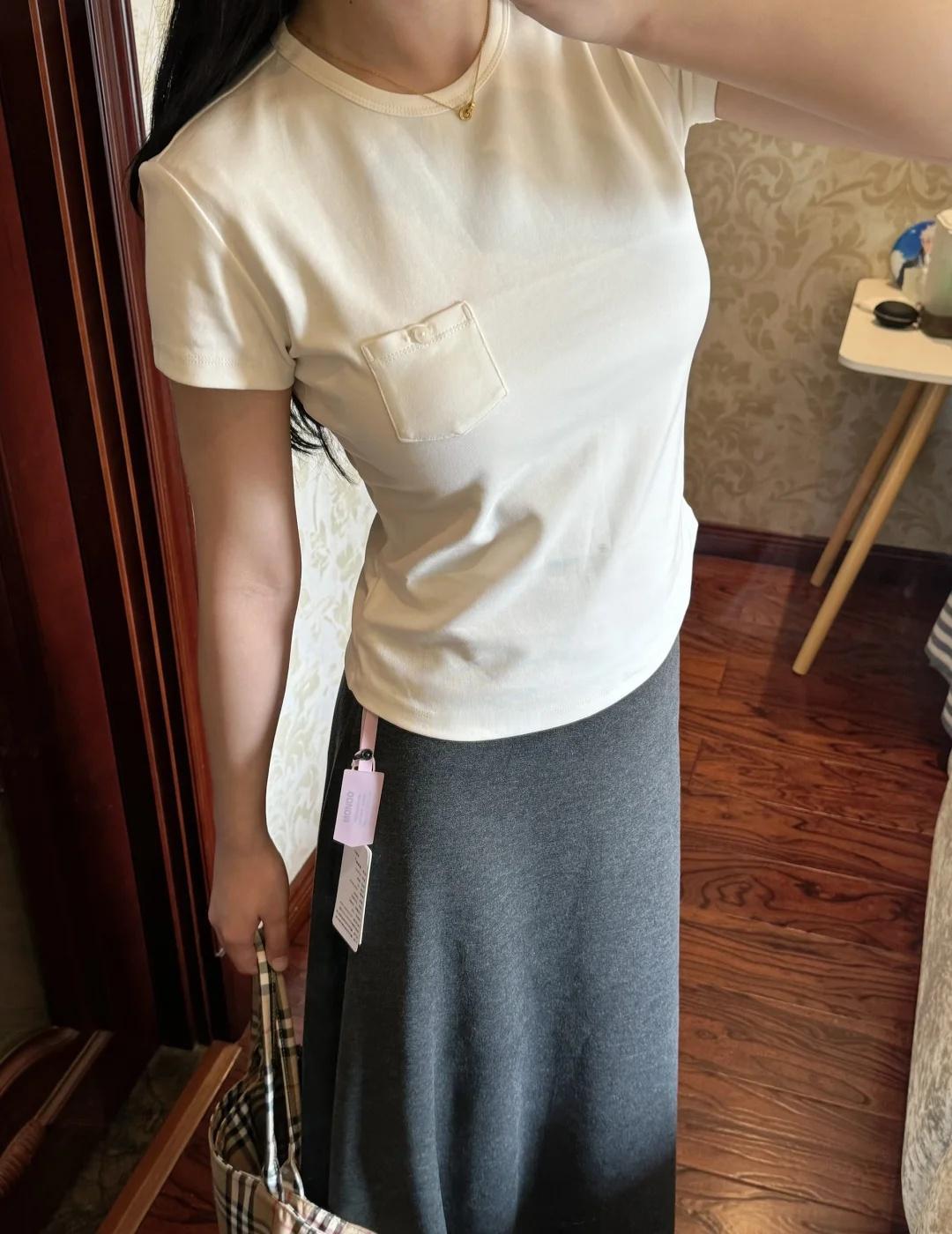 🙋🏻‍♀️蘑糯糯新品口袋T留吗。。。
这款面料很舒服，就是这个紫色纠结怎么搭