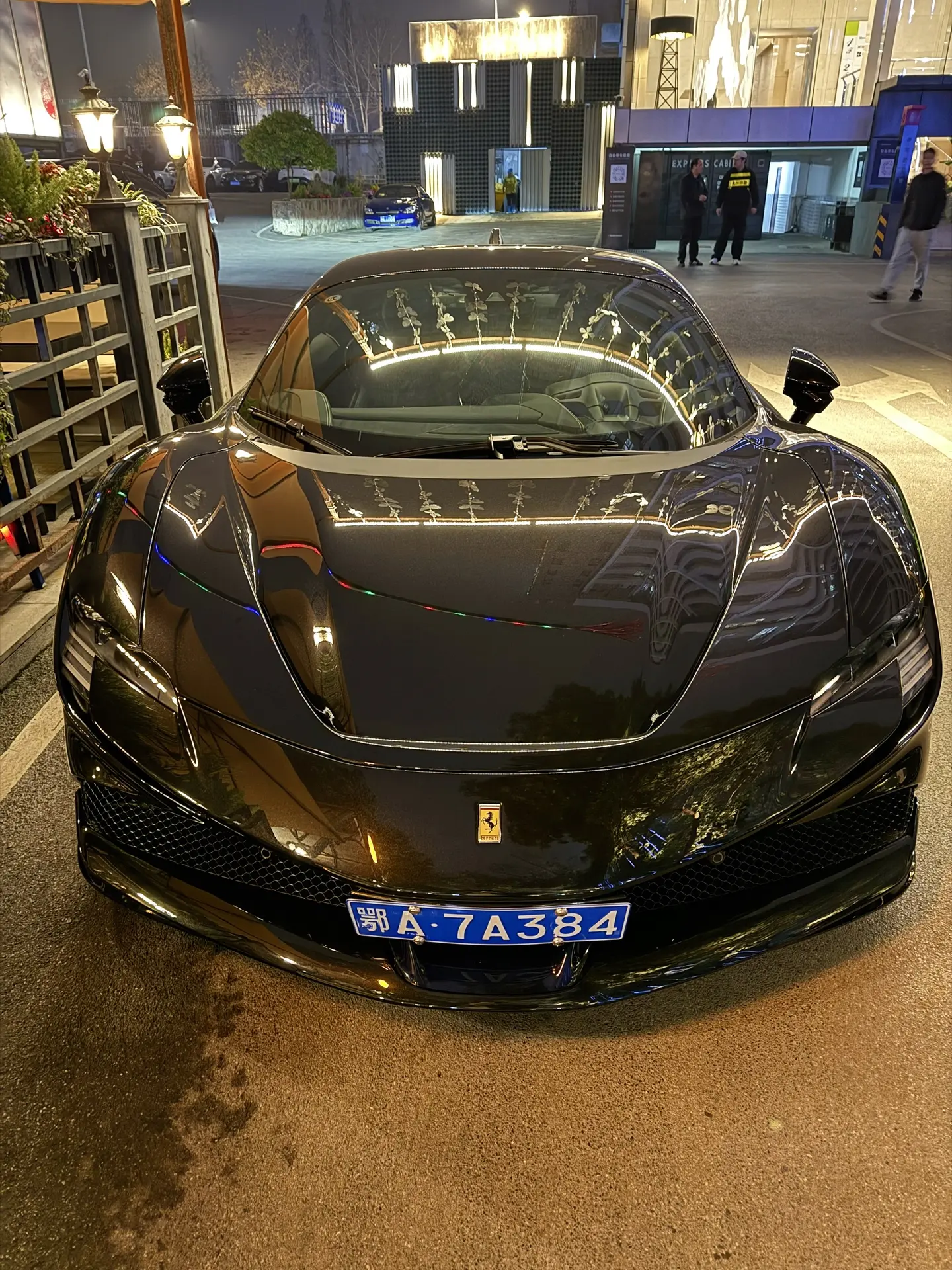 偶遇落地1000多万的法拉利SF90特别版本！黑色还有碳纤维在晚上的时...