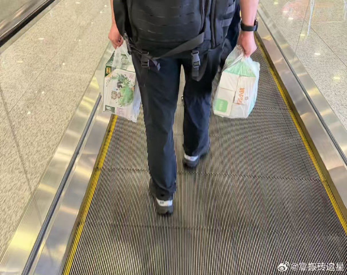 王源带着爷爷奶奶买的牛奶王源带着爷爷奶奶的爱启程了 带着爷爷奶奶的爱去往下一站！