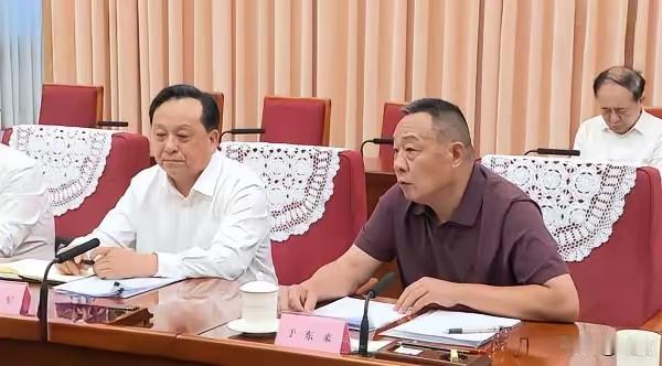 7月13日《新闻联播》播出的座谈会画面里，胖东来创始人于东来和大佬们同席，这可太
