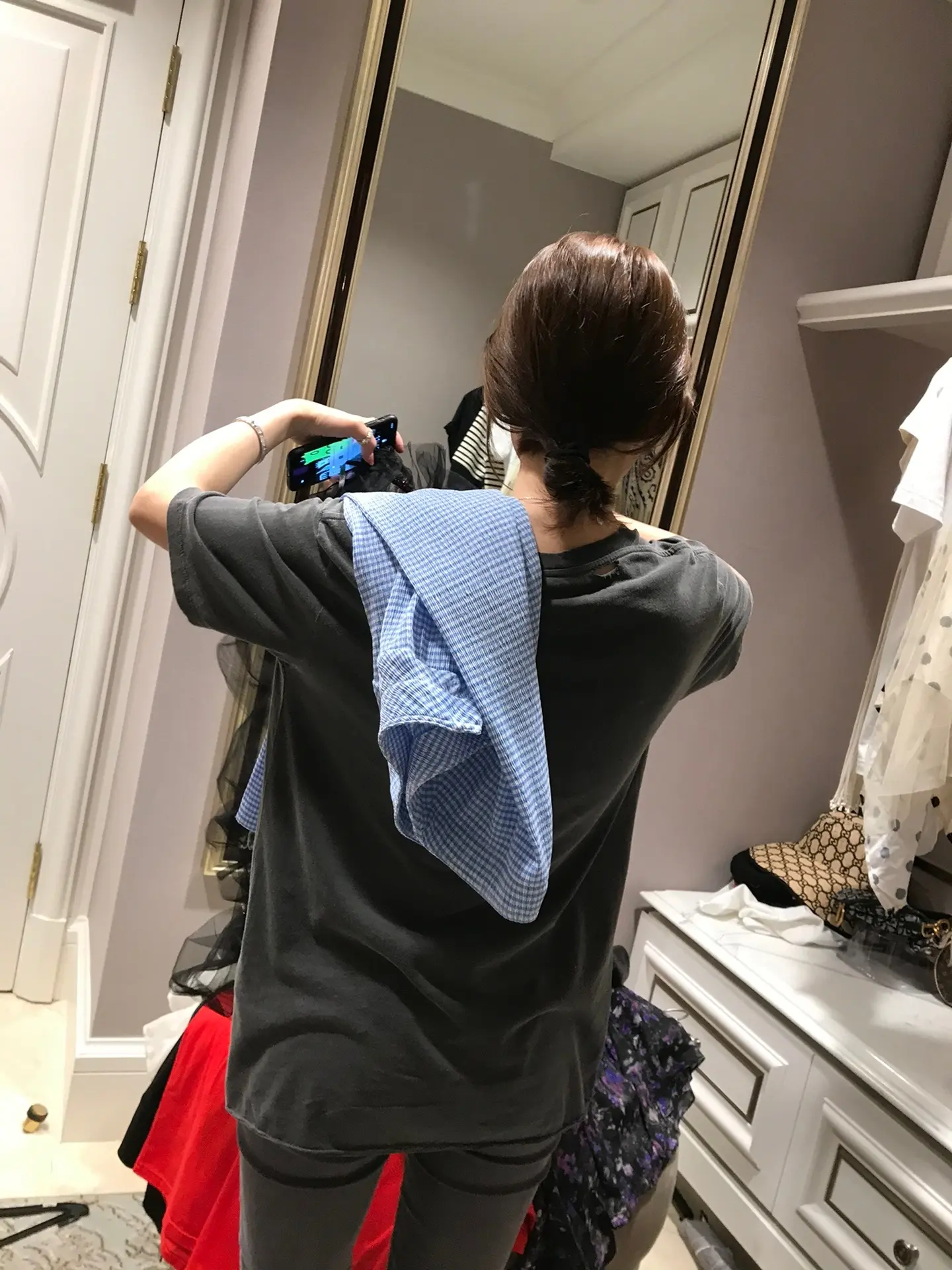 突然想通了 饭和谁吃都香 玫瑰花谁送都浪漫 电影和谁看都是那个结局 没有什么不一样
