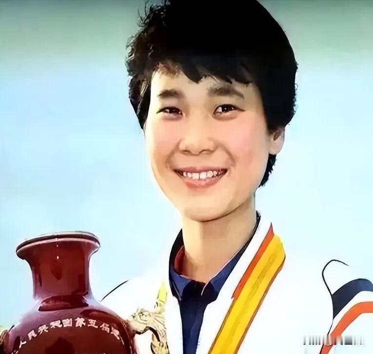 她是前国乒一姐，曾拿59块金牌，24岁嫁世界冠军，57岁嫁1米93国手，如今在上