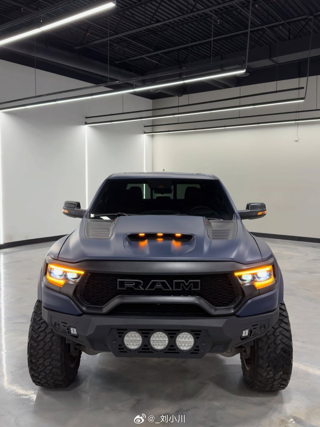 道奇Ram 1500 TRX 这东西，长相就是一副桀骜不驯的样子 