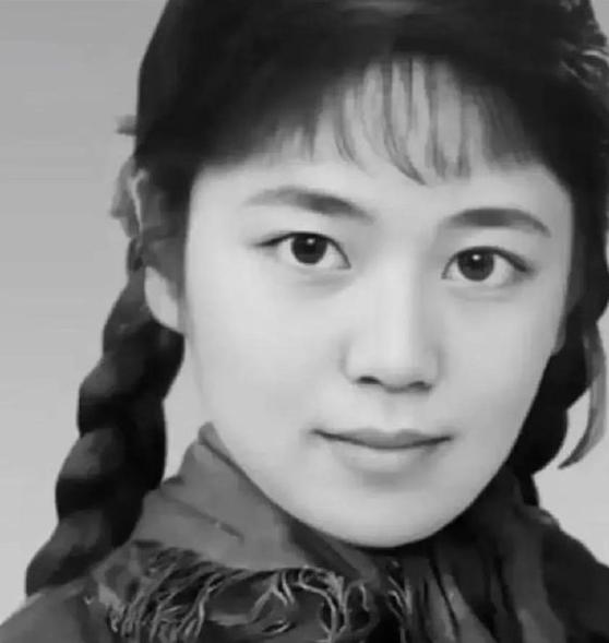 1978年，25岁的代销员王秀英被堵在值班室，采购主任一把将她按在货架上。绝境中