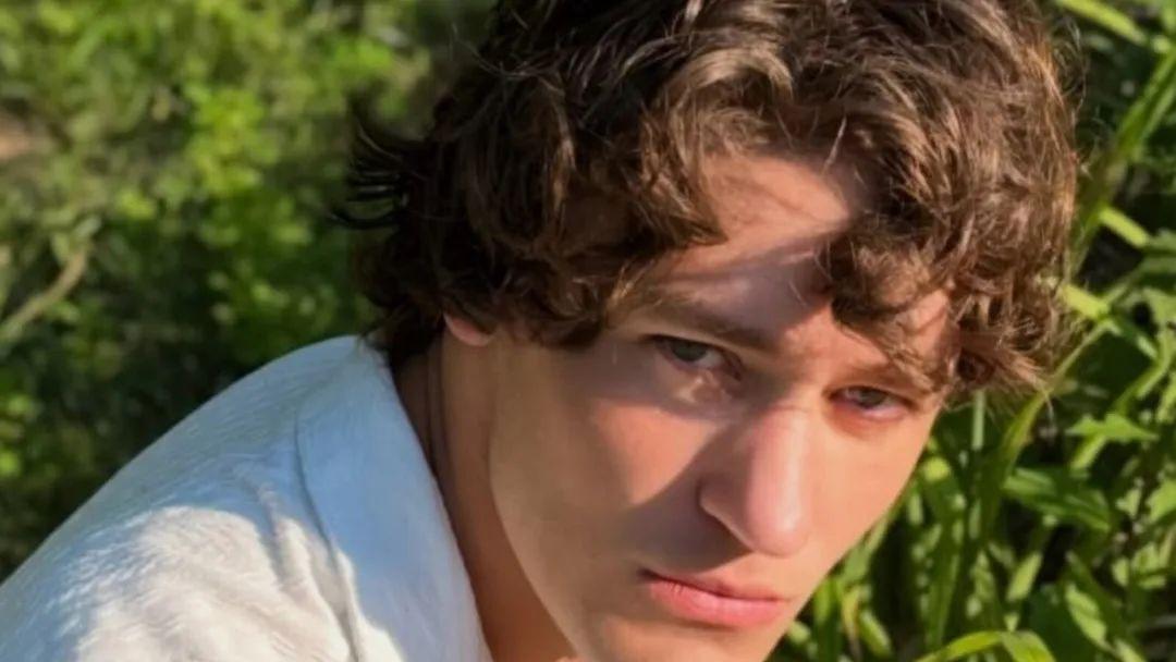 约翰·鲁达特（John Rudat），一位21岁的美国男模特，于2025年8月2