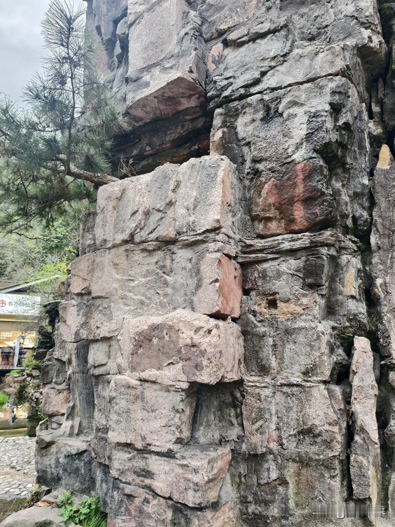 这是魅力十足的张家界，水绕四门峰林使他们惊叹，金鞭溪清新空气让他们陶醉。在“世界