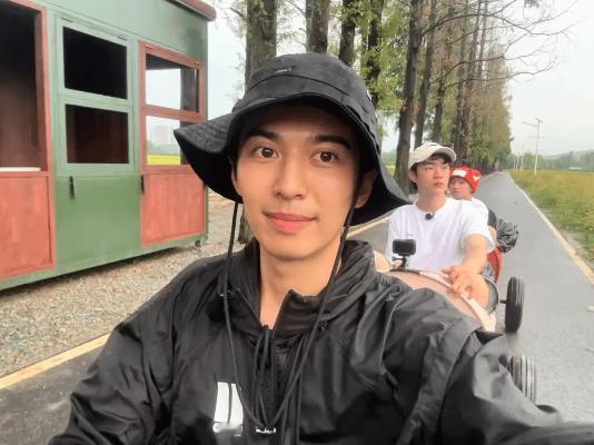 赵小童 十个勤天一线站哥 赵小童不愧是你！当起一线站哥毫不含糊，随手发的幕后碎片