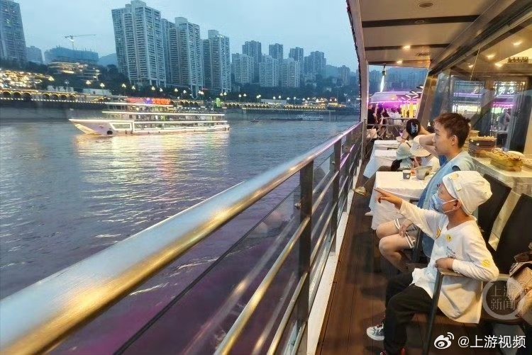 【“除了医院没去过其它地方” #8位重症孩子第一次看到重庆夜景#】“妈妈，快看！
