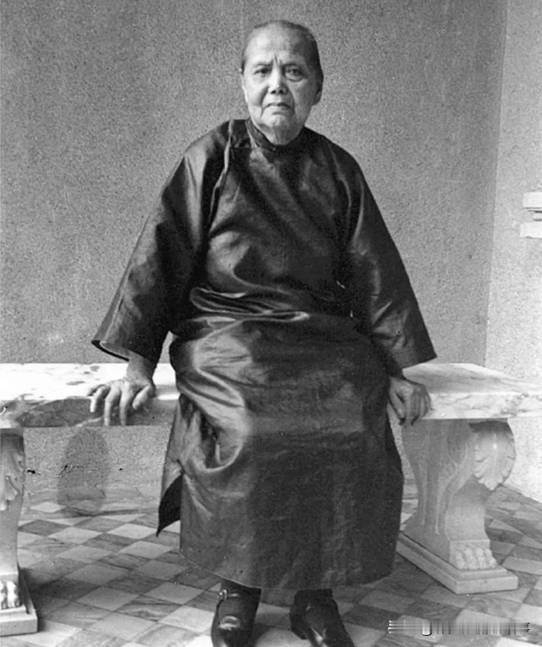 1915年，孙中山怀着沉重的心情，向他的发妻写下了一封信：“我心已另有所属，她不