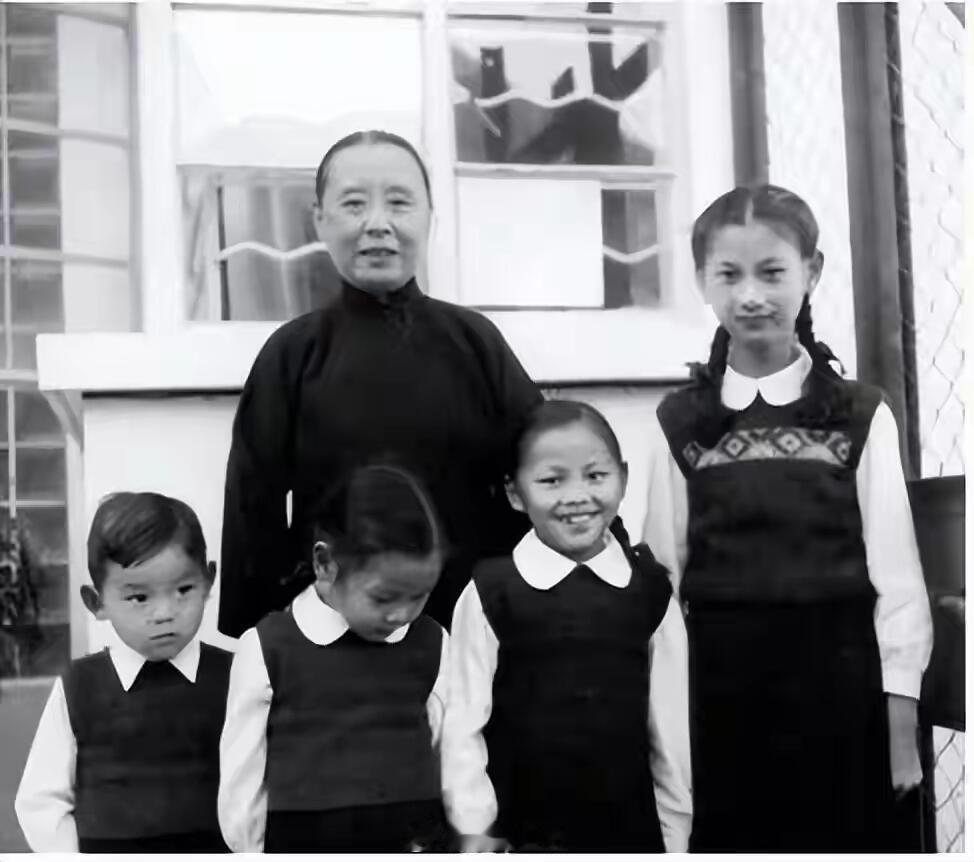 张幼仪和孙子孙女在上海时期合影！这两张照片大概拍摄于1947年，这是张幼仪在上海