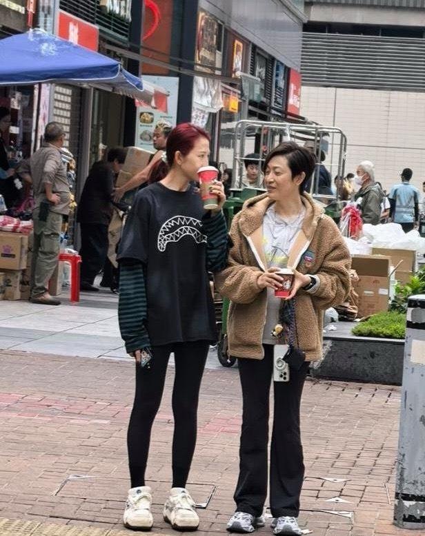 蔡少芬和闺蜜陈法蓉一起出现在香港街头，两人穿着简单舒适的衣服，手里拿着饮品，看起