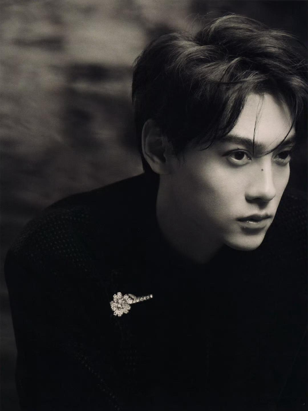 田栩宁在自然的纹理间生长好喜欢这几张，真的是贵公子一样，好锋利的下颌线啊