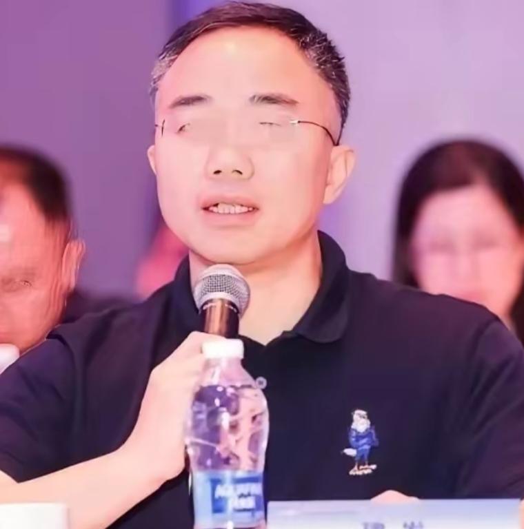 女孩记住了
以后遇到这种老板，立刻辞职

建发的马政刚真的太坏，当自己下属被灌酒