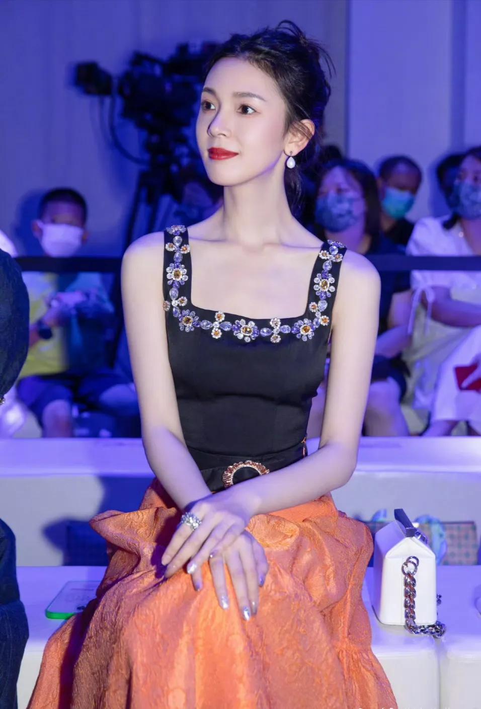 唇红齿白，明眸皓齿，说的就是她这样的吧？端庄优雅的坐姿。安静柔美的气质！她是出生