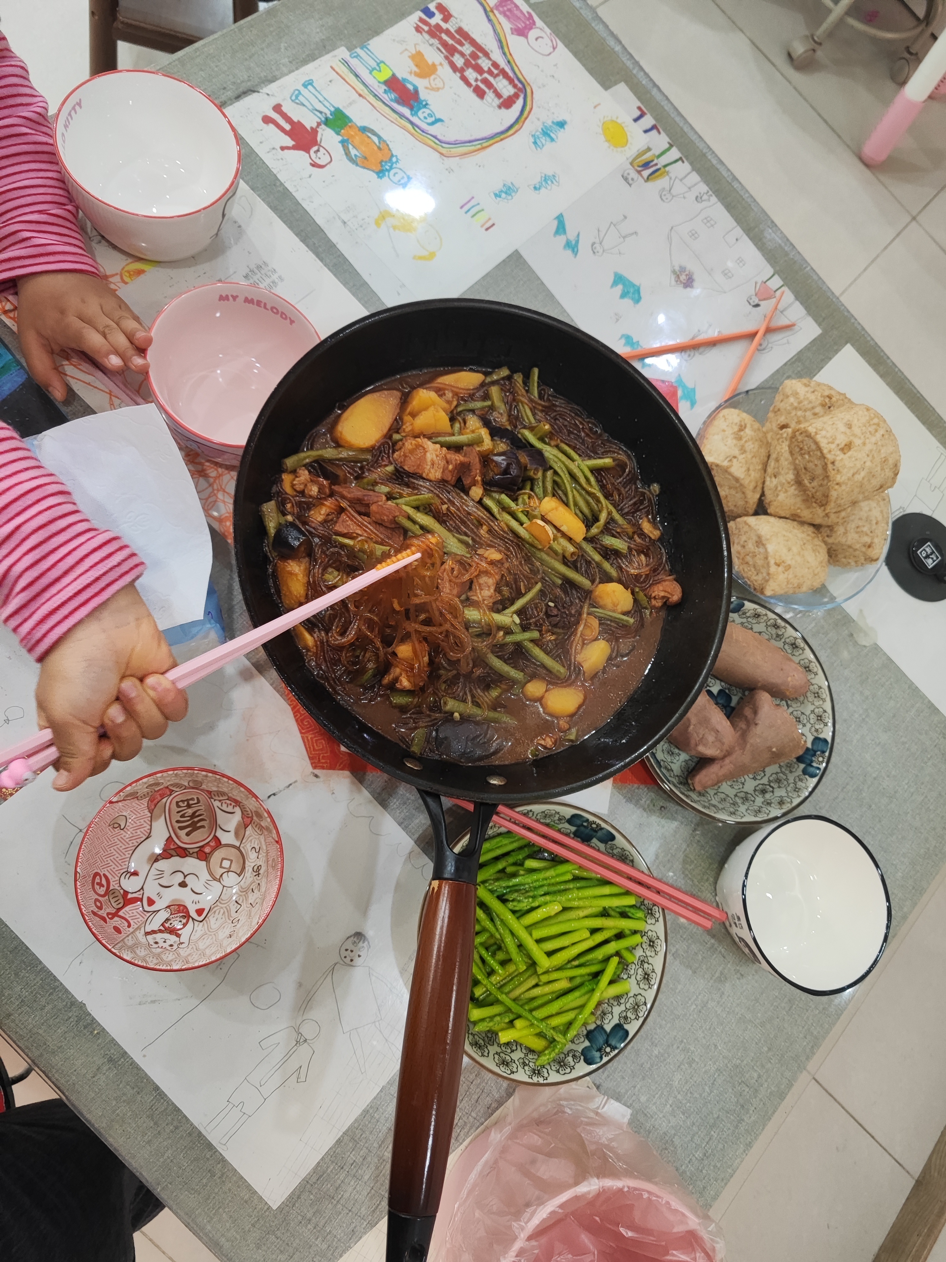 吃兰么 好好吃饭吃完动动，洗碗拖地是最好的消食方式31公斤杠铃卧推5组106，1