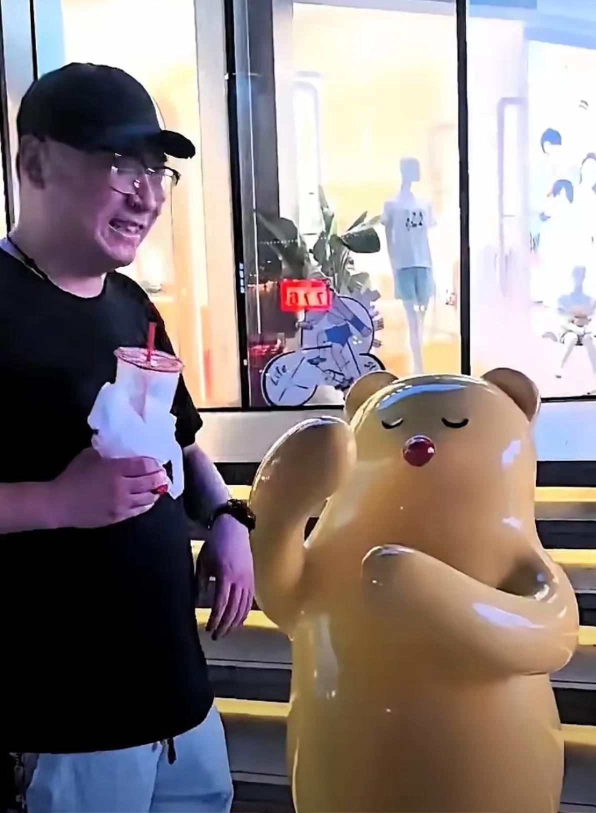 姐姐们家人们早晨好啊哈哈姗姗来了啊，现在早晨5点钟，姗姗想聊聊昨晚云昊直播间的故
