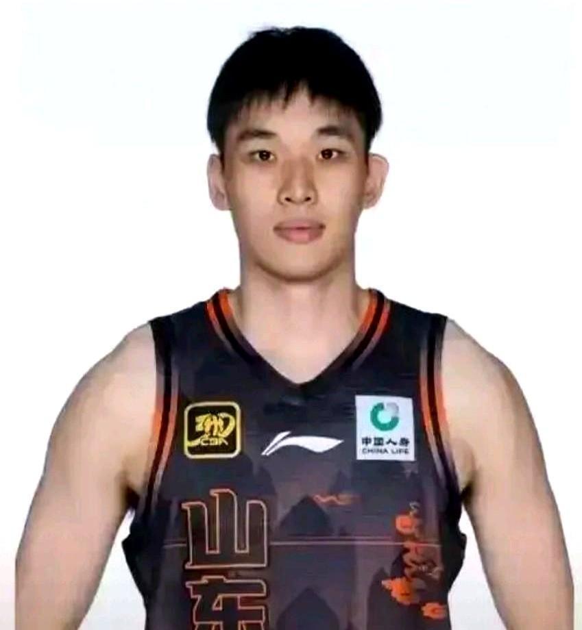 山东男篮时隔五年终于重返八强，这场胜利最让人印象深刻的是高诗岩膝盖韧带轻度撕裂的