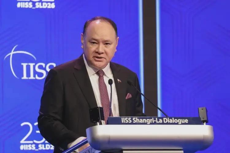你敢信吗？一个根在福建、流着华人血的菲律宾高官，靠着中国市场和华裔家族发家，转头