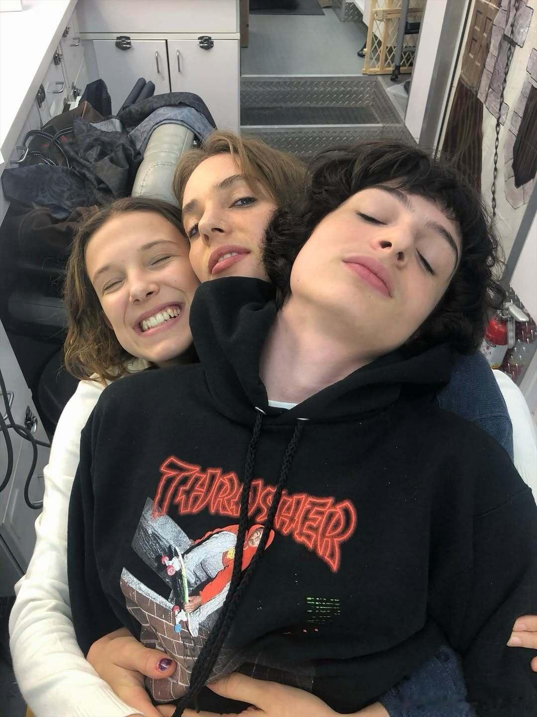 一些没见过的《怪奇物语》花絮，氛围不要太有爱的剧组！！怪奇物语跨年电影愿