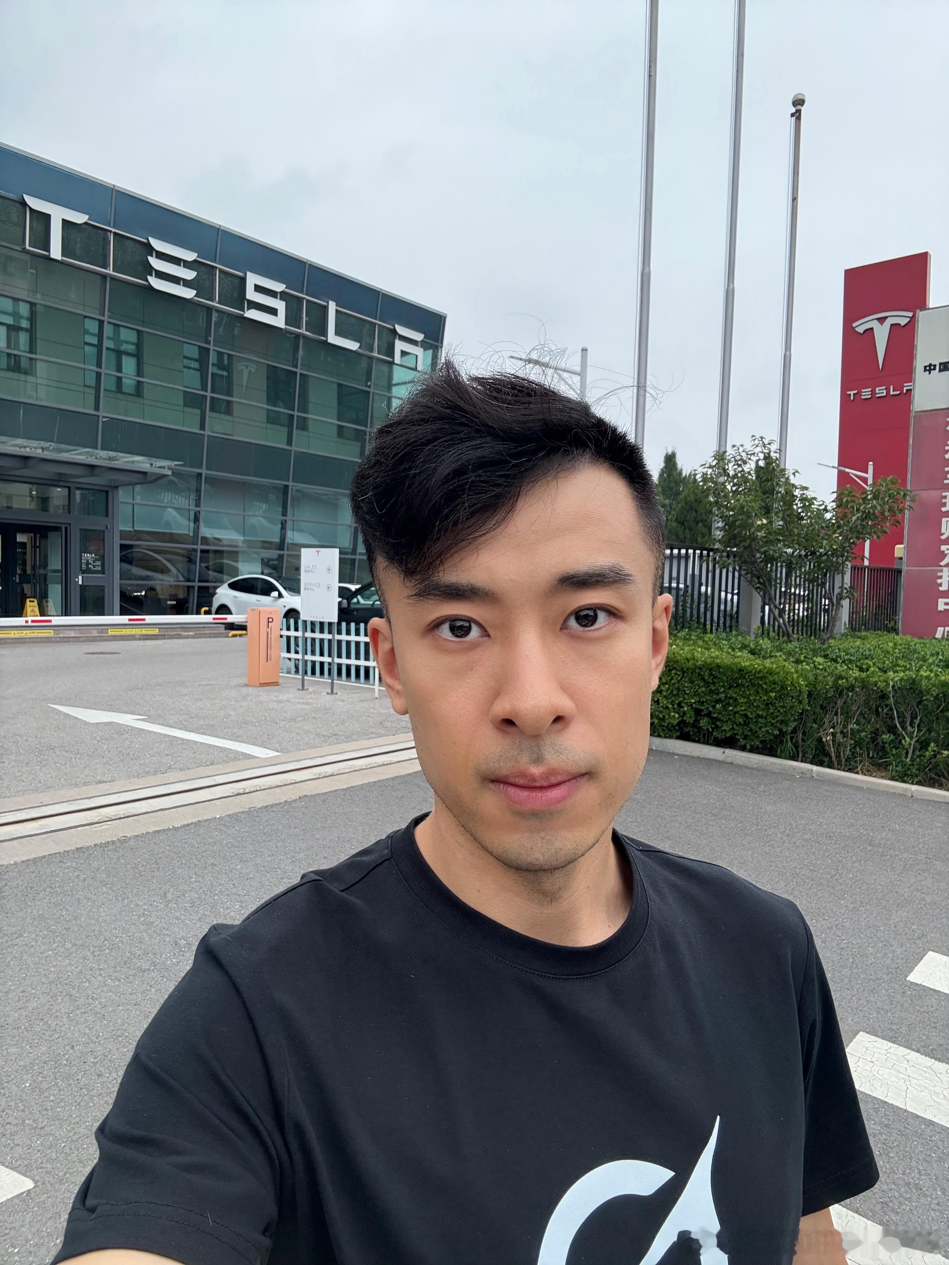 来特斯拉服务中心，修我YL的座椅异响来了。结果师傅对我这个异响很熟悉，因为之前有