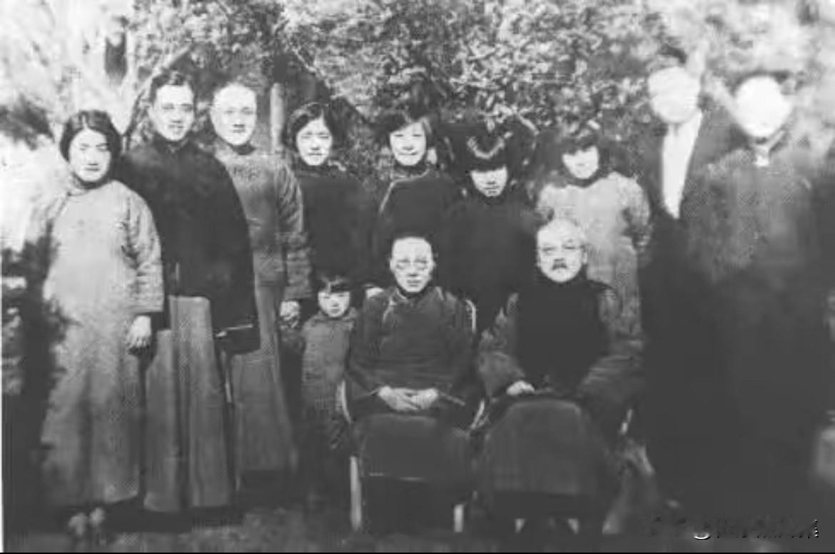 1935年7月13日，即钱锺书与杨绛订婚当日合影，地点是苏州庙堂巷杨绛家的老宅“