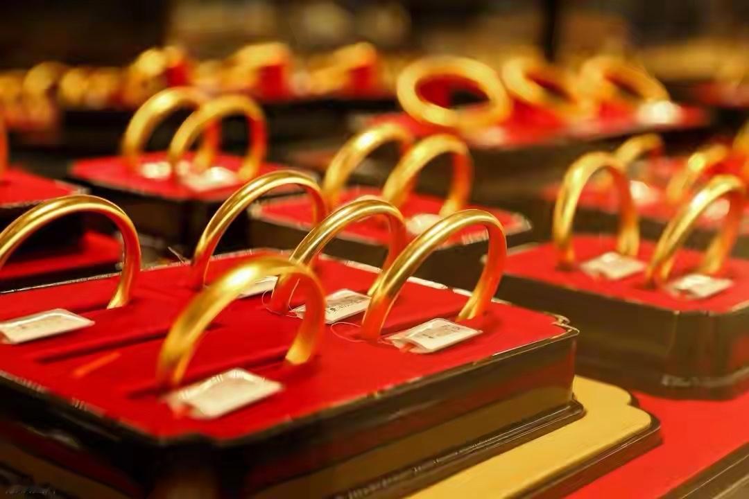 金价高位震荡，2026年是涨是跌？关键看这三点！

2026年初，金价走势备受关