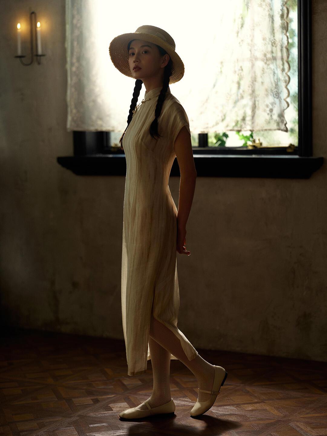 很多时候，我们可以通过框架式构图，让人物更具剧情感。将人物置于复古玻璃窗之前，构