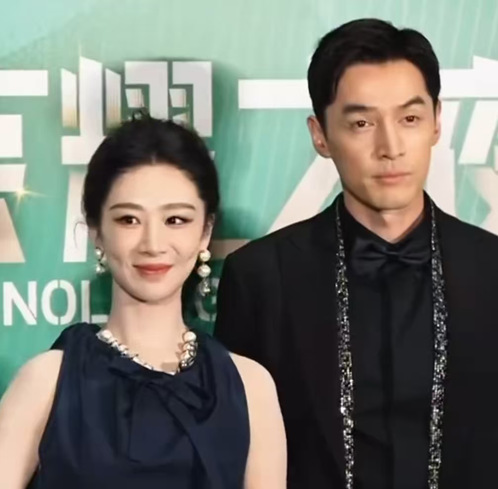 杨紫飞奔拥抱胡歌 白玉兰后台名场面刷屏！杨紫踩着高跟鞋穿过人群飞奔拥抱胡歌，双向
