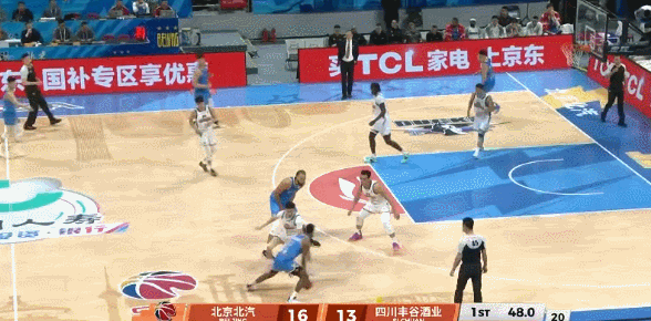 麦基cba生涯首分 北京男篮vs四川男篮 替补登场3中0之后，麦基和贝利通过挡拆