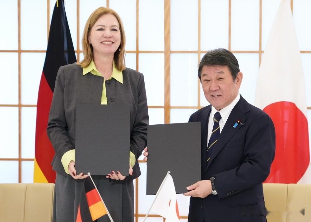 德日共保海外侨民，好似当年邪恶轴心。日本外务大臣茂木敏充和德国驻日大使齐格蒙特签