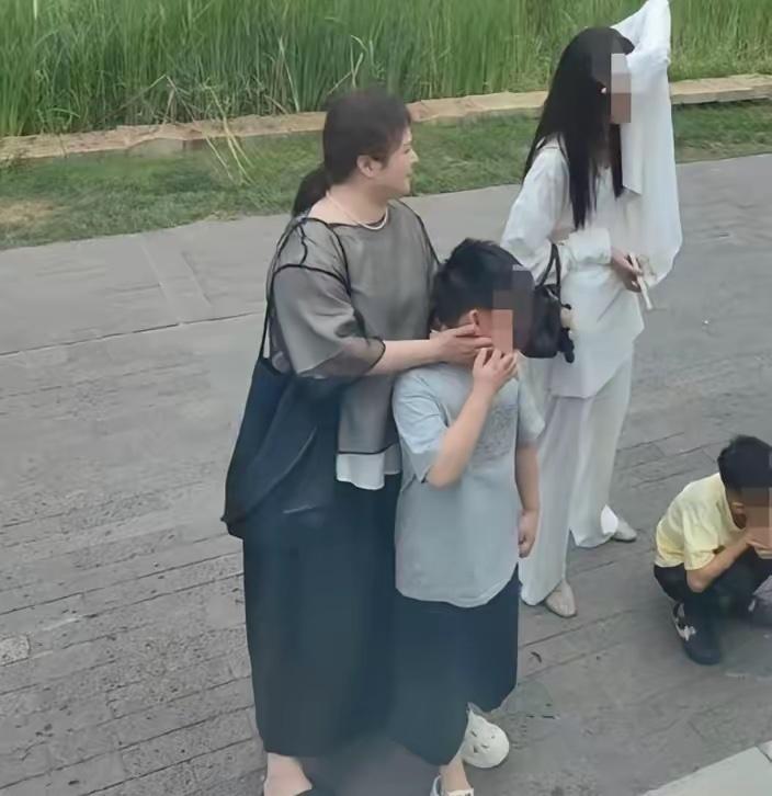 沈腾的太太真的是妥妥的旺夫相！
身材圆润富态，永远都是笑呵呵的。
又有网友偶遇沈