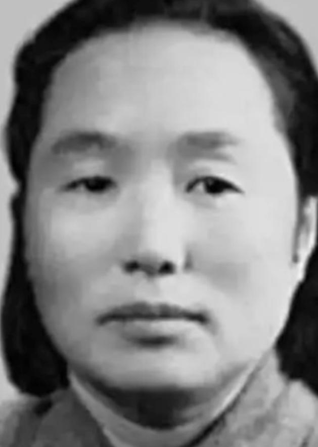 1937年，王学文开门时，一名女兵昏倒在家门口，他不及多想将人扛上炕，谁知女兵缓