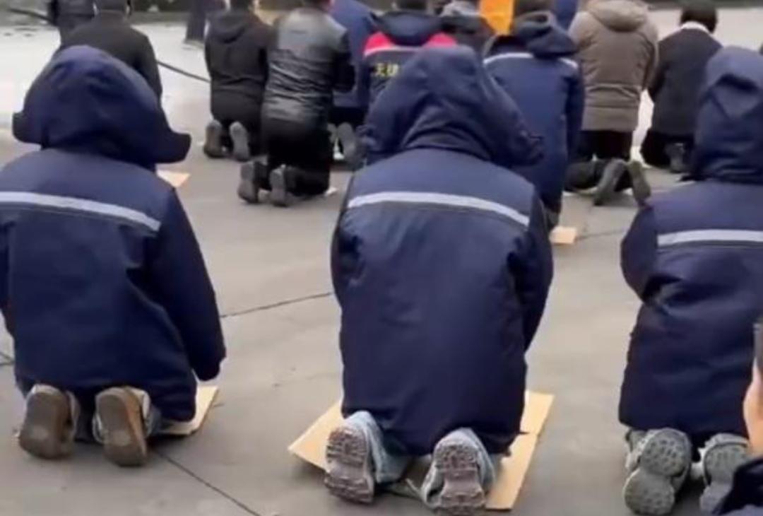 山东滨州一家工厂开工，员工集体跪拜的视频让人看着五味杂陈。公司称是当地风俗、员工