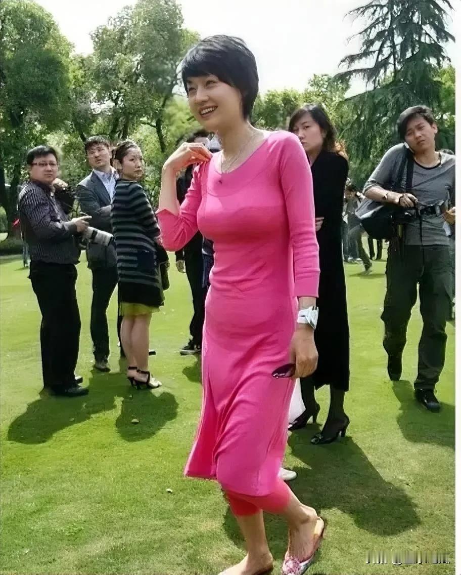 离婚后的马伊琍，生活充实而精彩，心情舒畅，事业有成。从外形上看，她变得丰满、性感