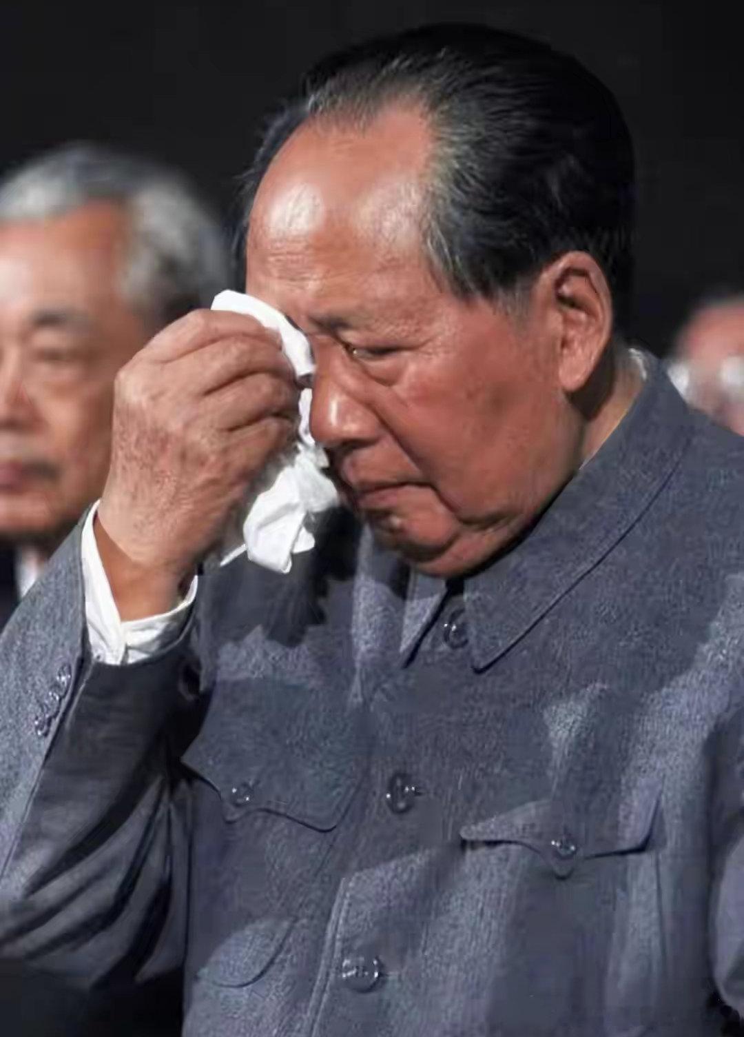 【毛主席晚年动情落泪的瞬间】经典历史老照片毛爷爷一生意志坚韧，他钢铁般的意志下始
