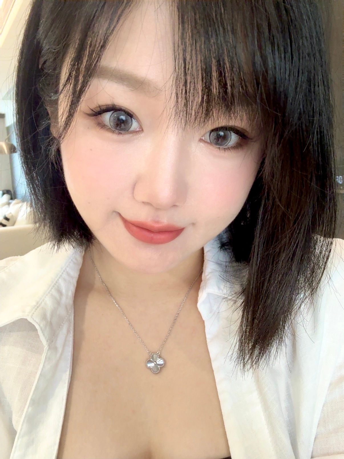 这个巴宝莉风衣粉底液 真的牛逼 姐妹看到我就开始问我底妆  一天了还很扒脸  完