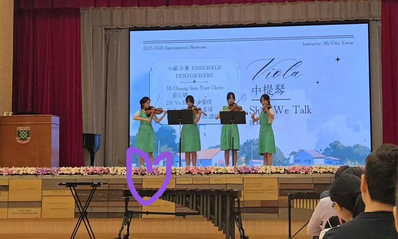 在较好的学习环境中成长，大外孙女参与官立名校乐队，中提琴首席角色。勤加演练，期待