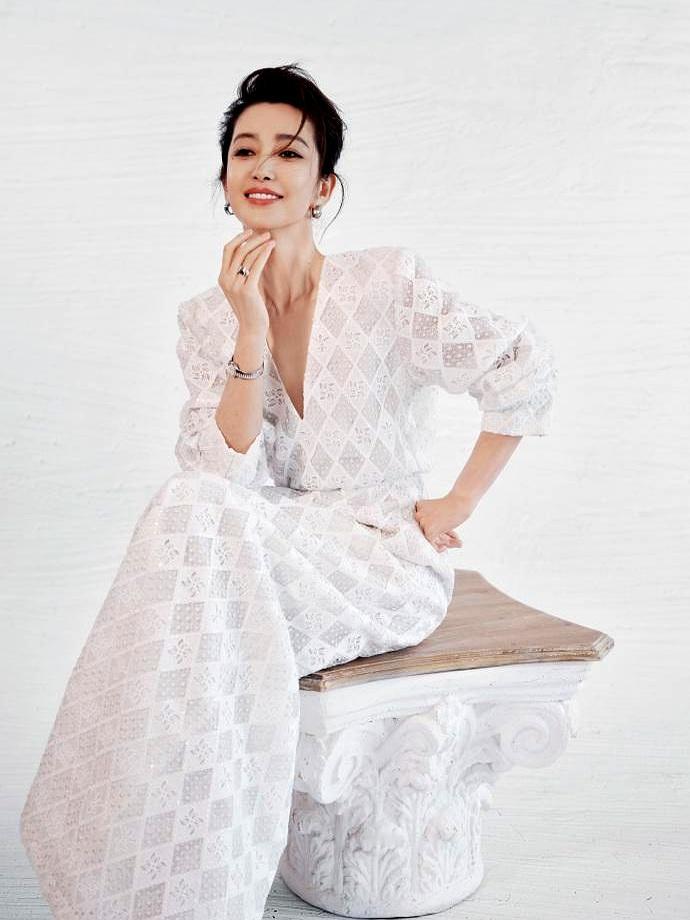 李冰冰最新活动生图曝光，满屏都在喊确实太美了。
 

她挑了件几何图案的裙子亮相