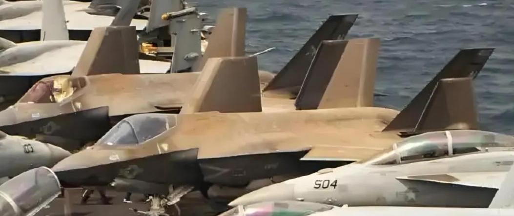 “”大家再看看美国航母上的F-35，为什么总是看起来怎么一个个都“秃噜皮”了？以