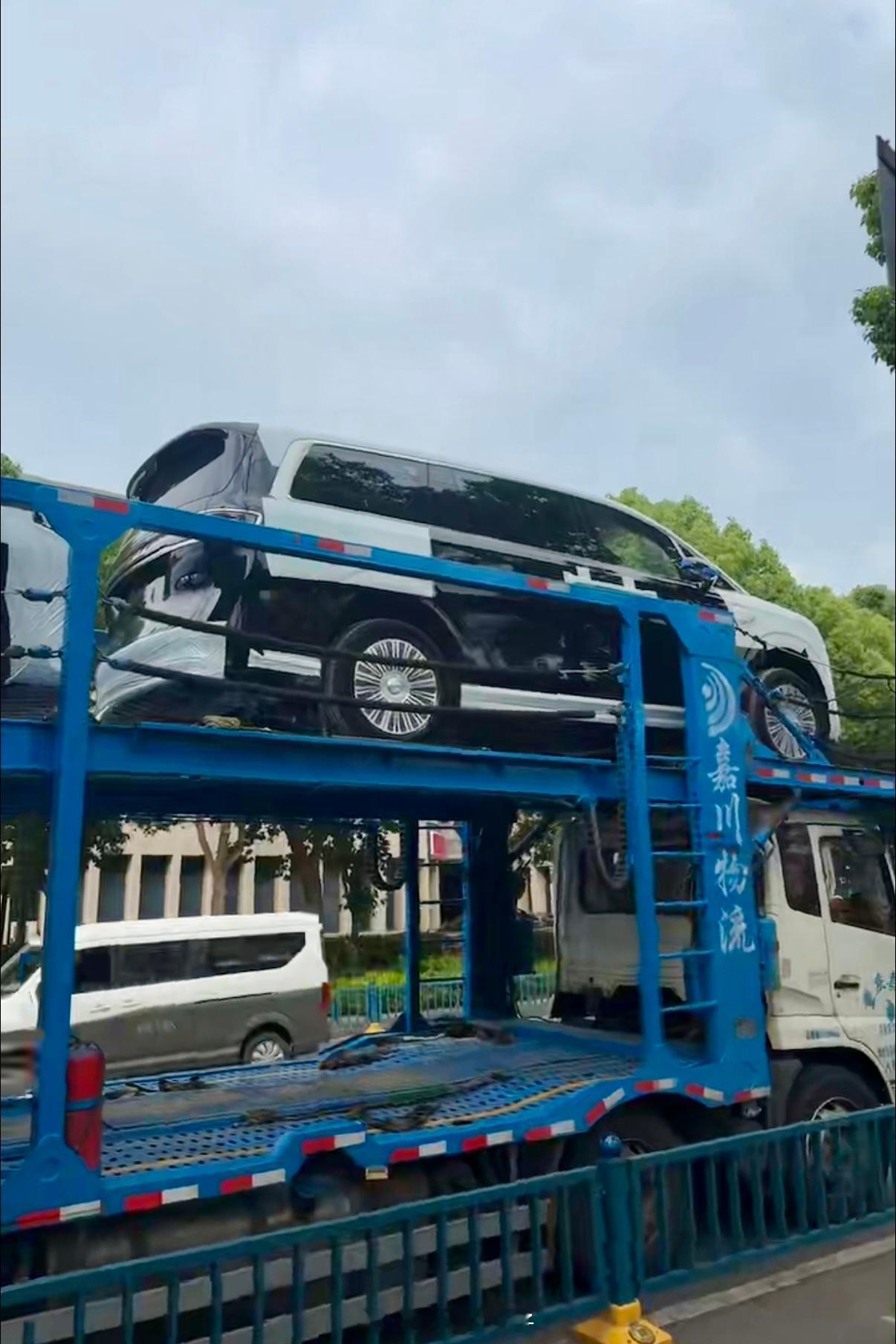 今天骑小电驴去4s园区试车，偶遇正在卸板的智界v9 ，哪天有空了去体验一下，看看